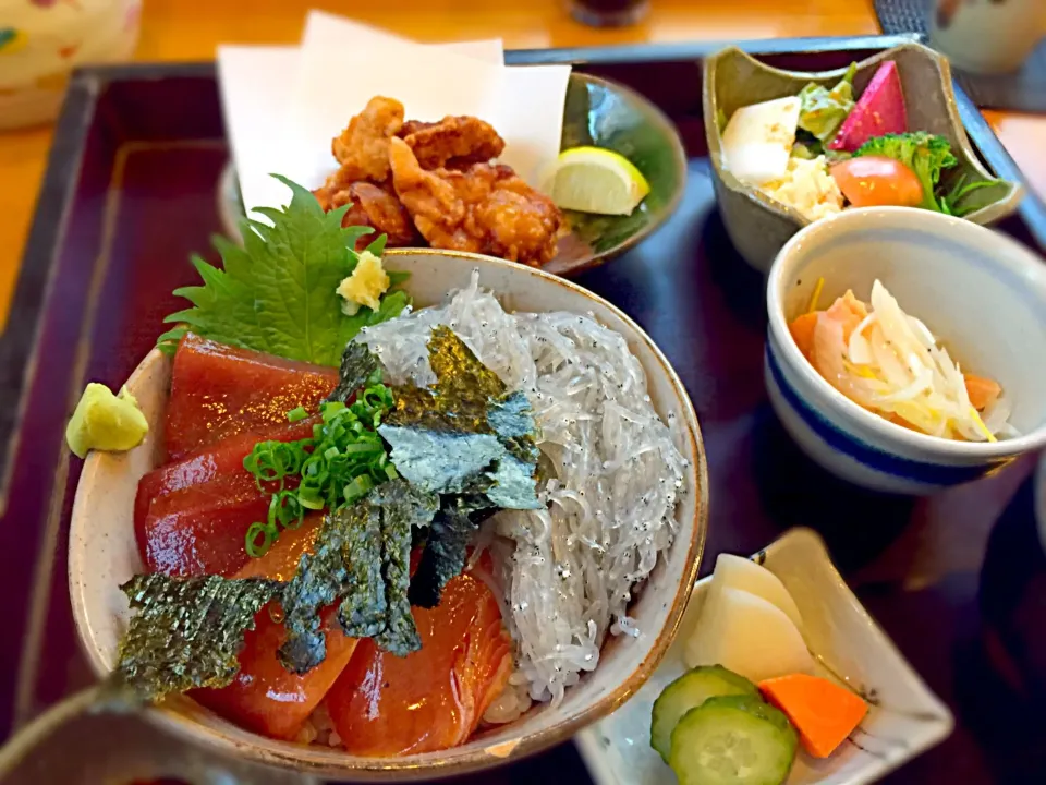 大好きなさしみやで、まぐろ&生しらす丼と鶏の唐揚げ定食、いただきまーす♪|ASuzukiさん