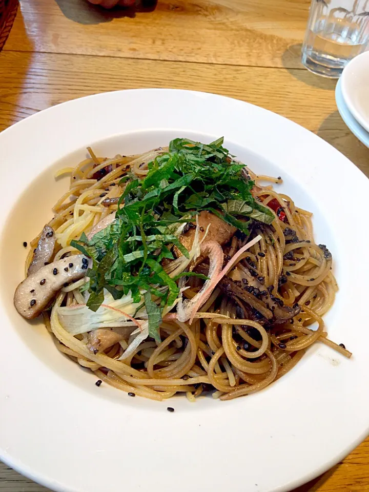 ベーコンとえりんぎ茸の黒ごまペペロンチーノ|まろんさん