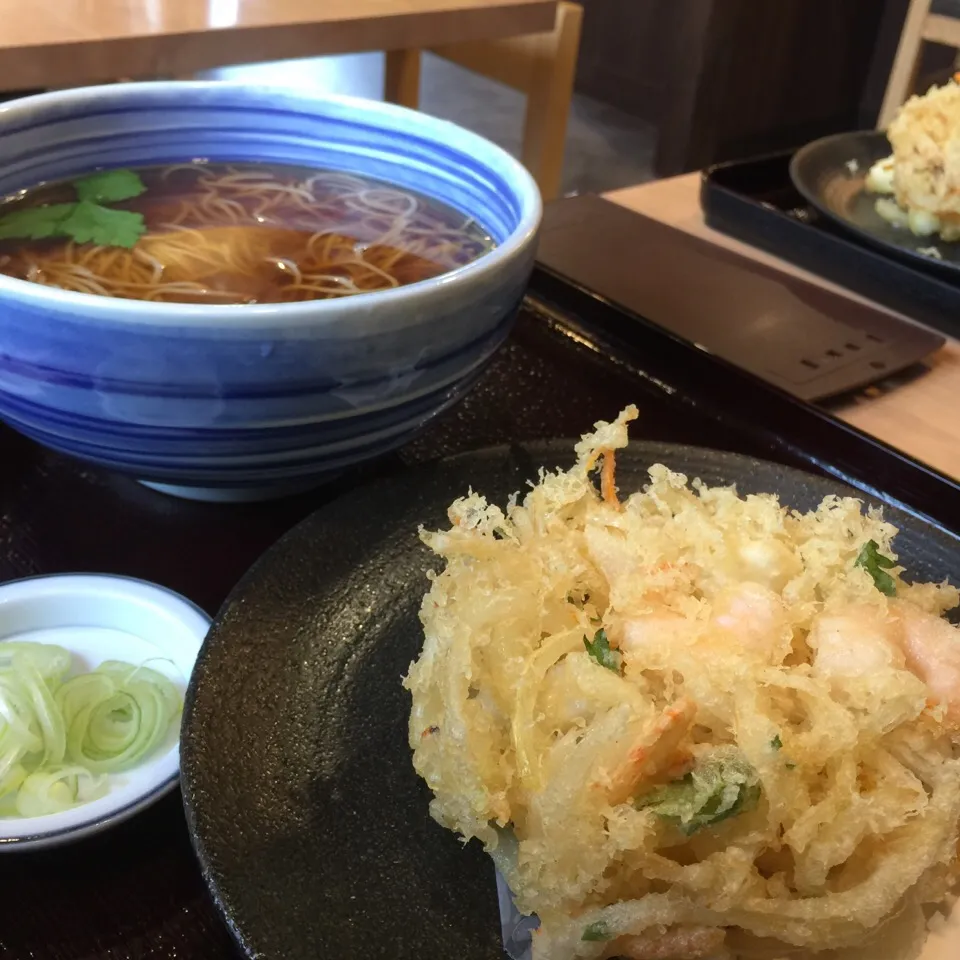 生そば「あずま」のかき揚げそば。
チェーン店「うどんウエスト」のそば屋。
名物のかき揚げは変わらず。|織友さん