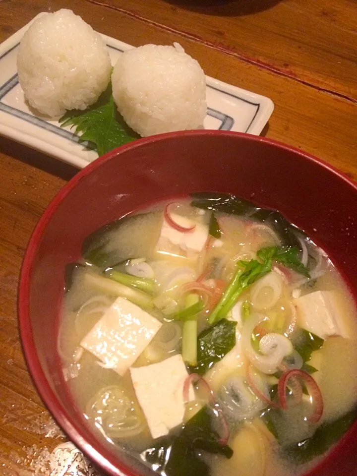 Snapdishの料理写真:茗荷と豆腐のお味噌汁、塩むすび|MIEKO 沼澤三永子さん