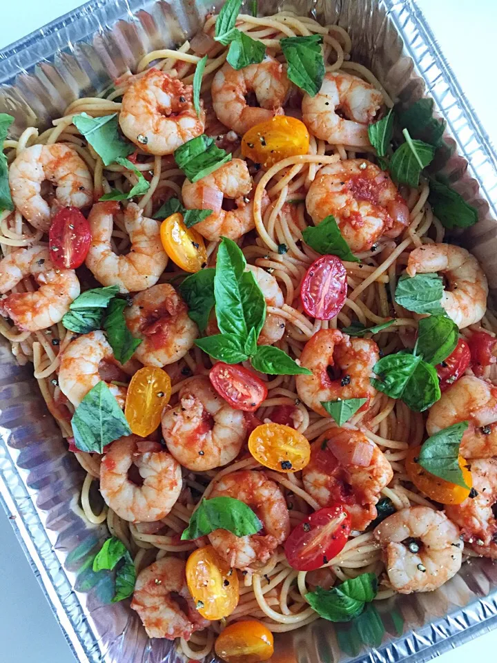 Pasta in basil tomato sauce and prawns|12Dragonさん