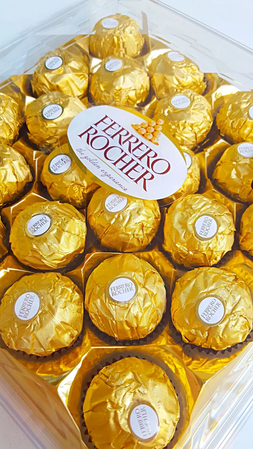 🍫 "Ferrero Rocher" 🍫
ของขวัญปีใหม่น๊อตตี้ค่ะ 🙇|🙋🍗..Papa Naughty..🍳🙎さん