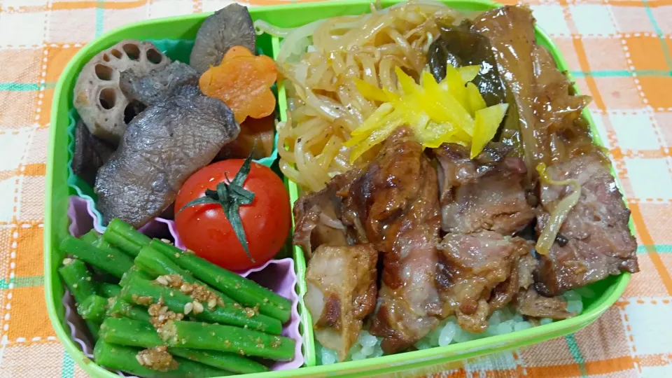 年内最後の旦那弁当
・トロトロ角煮丼
・旨煮
・いんげんのゴマ和え|あぁちゃんさん