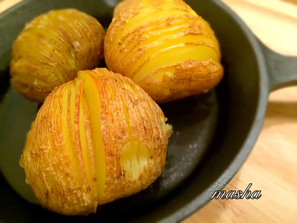 かおりんさんのオーブン要らずの簡単ハッセルバックポテト ⭐️⭐️リピリピしてます😋
Hasselback Roast Potato|mashaさん