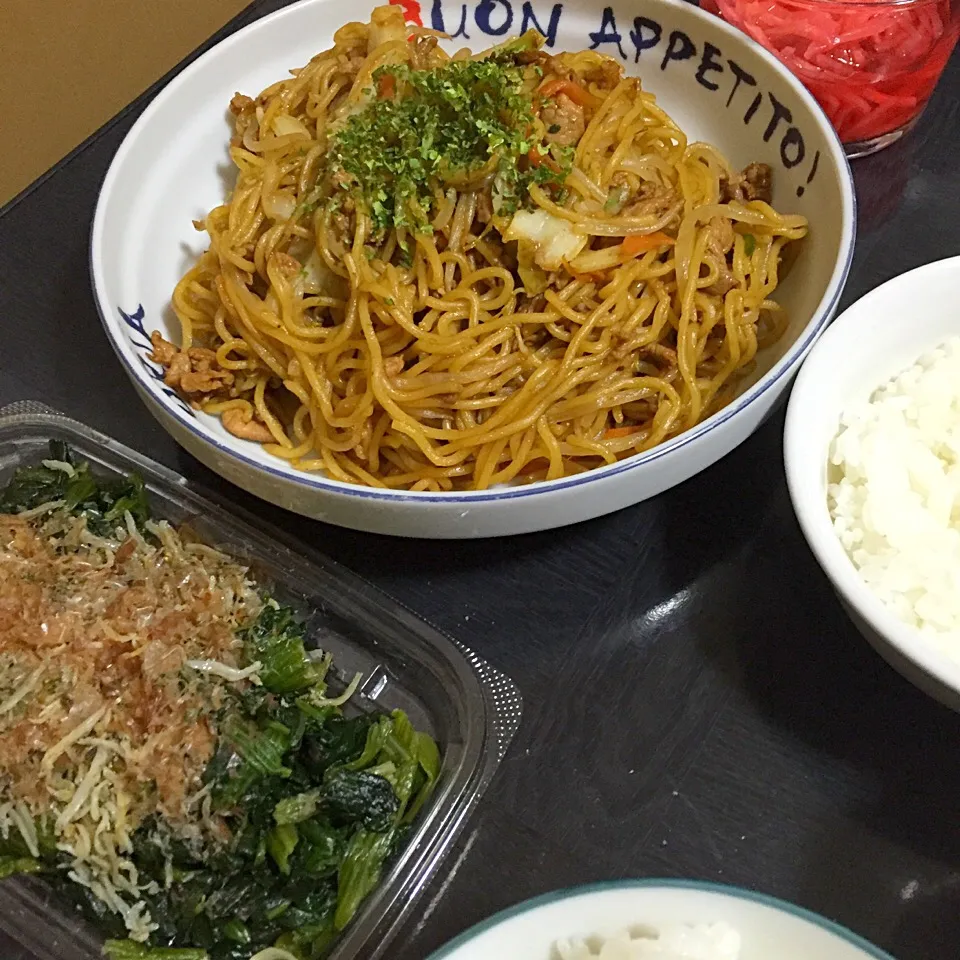 今日の晩ご飯は、焼きそば、お惣菜のほうれん草としらすのおひたし、納豆。|ゆえさん