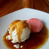 vanilla panna cotta and homemade vanilla ice cream  with salted carel sauce|John Allan Pahilagaoさん