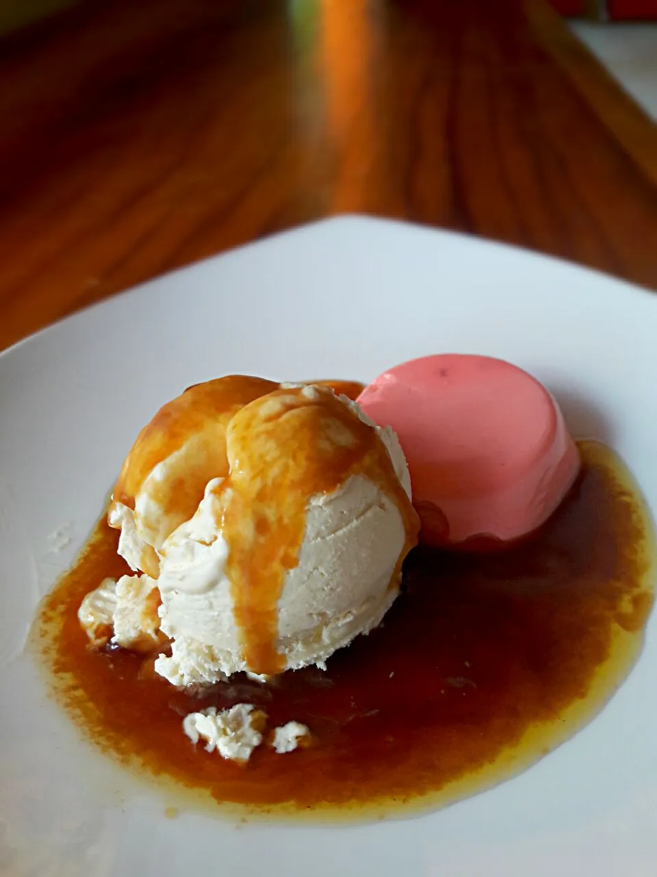 vanilla panna cotta and homemade vanilla ice cream  with salted carel sauce|John Allan Pahilagaoさん