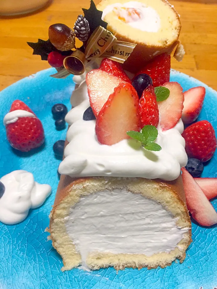 Snapdishの料理写真:クリスマスロールケーキ(簡単ふわふわスポンジケーキ！シフォン風♪のレシピ 1品 [クックパッド] 簡単おいしいみんなのレシピが225万品)|ミカさん