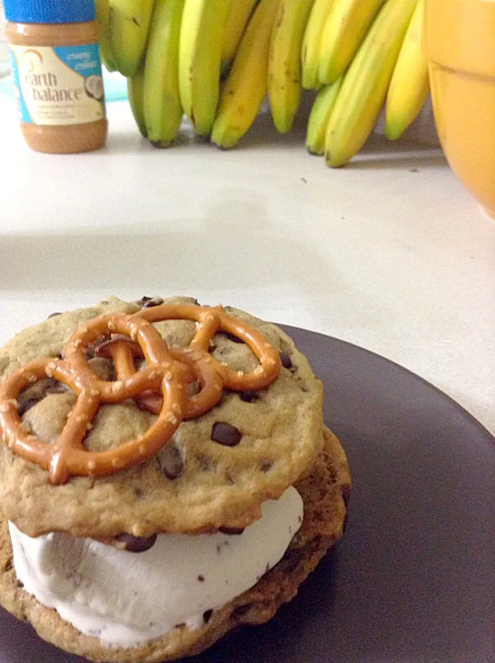 Peanut butter, Banana Stuffed Cookie, Pretzel topped, Salted Carmel, Chocolate Coconut Ice Cream Sandwich
#vegan|Milka Papricaさん