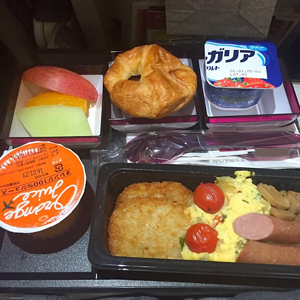 flight meal of QR803 KIX-DOH|maixx ใหม่さん