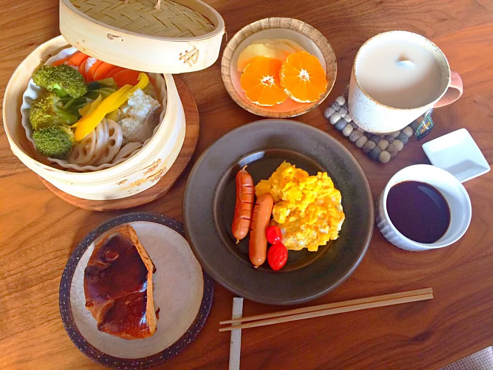 Snapdishの料理写真:ホカホカ蒸し野菜とスクランブルエッグで朝ごはん|こんぶさん