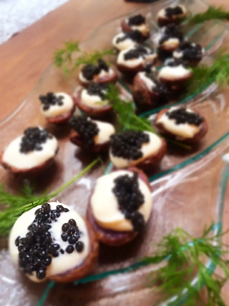 Home made purple potato chips with cream fraiche and caviar|Akiko Nishimaeさん