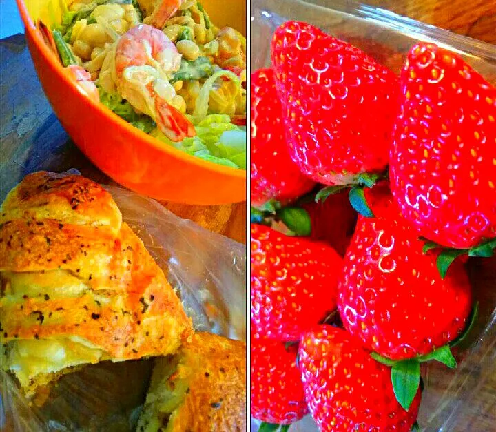 今日のお家ごパン🍞
バジルチーズのジャーマンポテト❇ 海老マヨサラダ🌱 苺🍓＆カップスープ🍜|メイメイda.さん