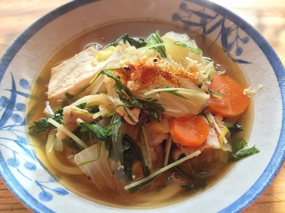 昨日の残りの鍋でうどん。ネギと野菜、生姜をいれました。薄口醤油大5、みりん大5|pepiさん