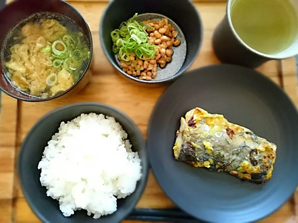 休日の質素な朝ご飯🍚
●鰆の西京漬け
●納豆
●あおさと揚げ玉のお味噌汁|yokoさん