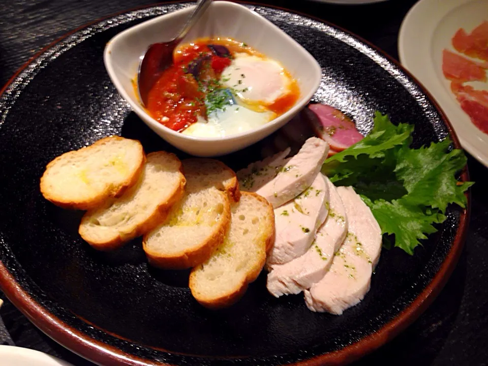 季節野菜のトマト煮   
パンと蒸し鶏と合鴨添え|ちゃみこさん