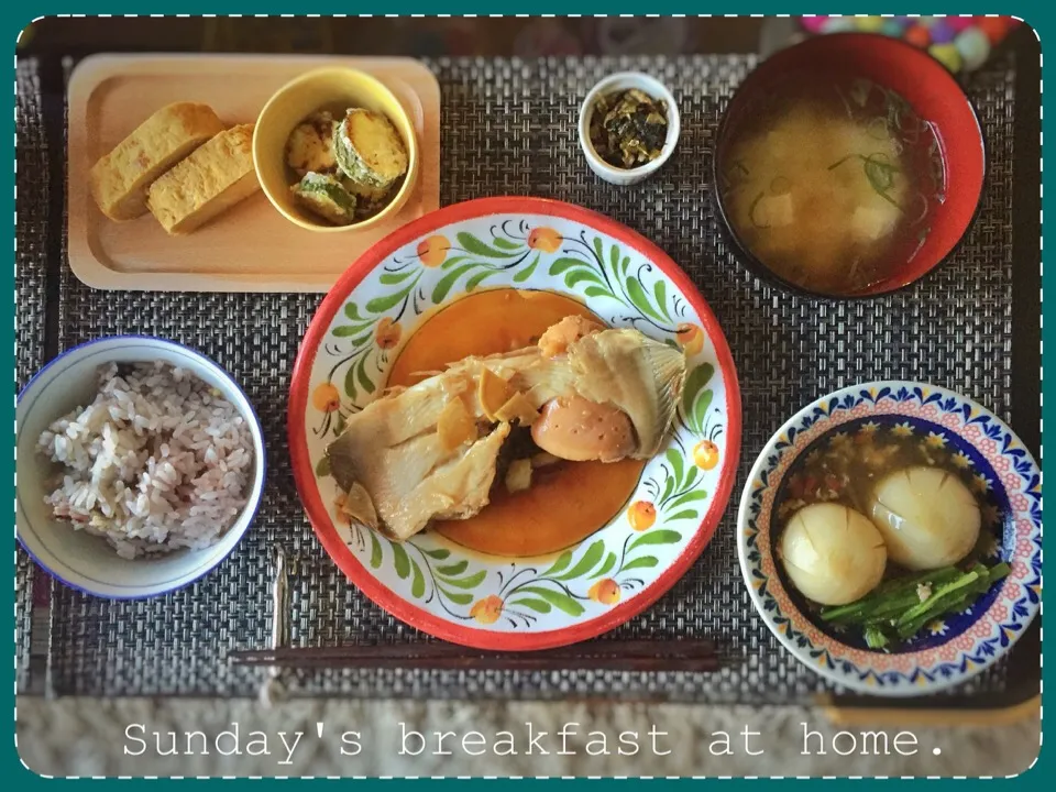 日曜日の朝ごはん。menú>>みそ汁*出し巻き卵*ズッキーニの油揚げ*小かぶの菊花煮そぼろあんかけ*子持ちカレイの煮付け*小かぶの葉のしっとりふりかけ*十六穀米|なつこさん