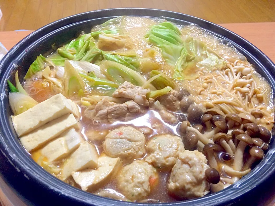 Snapdishの料理写真:サッポロ一番味噌ラーメン 鍋になりました      食べごろ〜〜|ちゃこさん