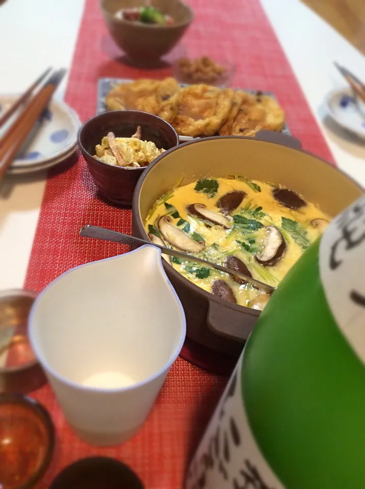 土鍋で茶碗蒸し&濁り酒。土鍋の向こうは梅昆布茶で和えたベーコンとマカロニ。生姜醤油ひろうす。酢大豆。胡瓜と蛸のナムル。|mattさん