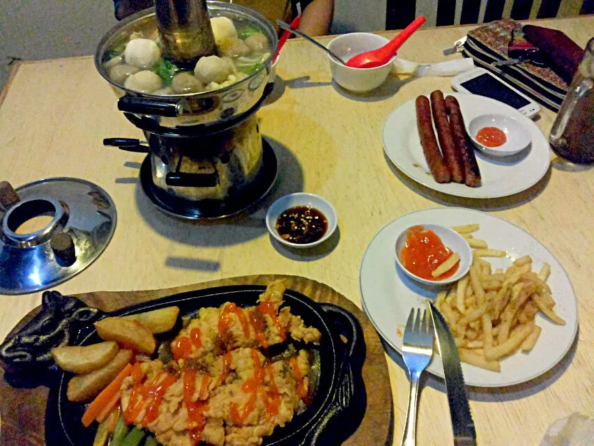 Steamboat Bakso + Chicken Steak|Kjohärtantå McMaéさん