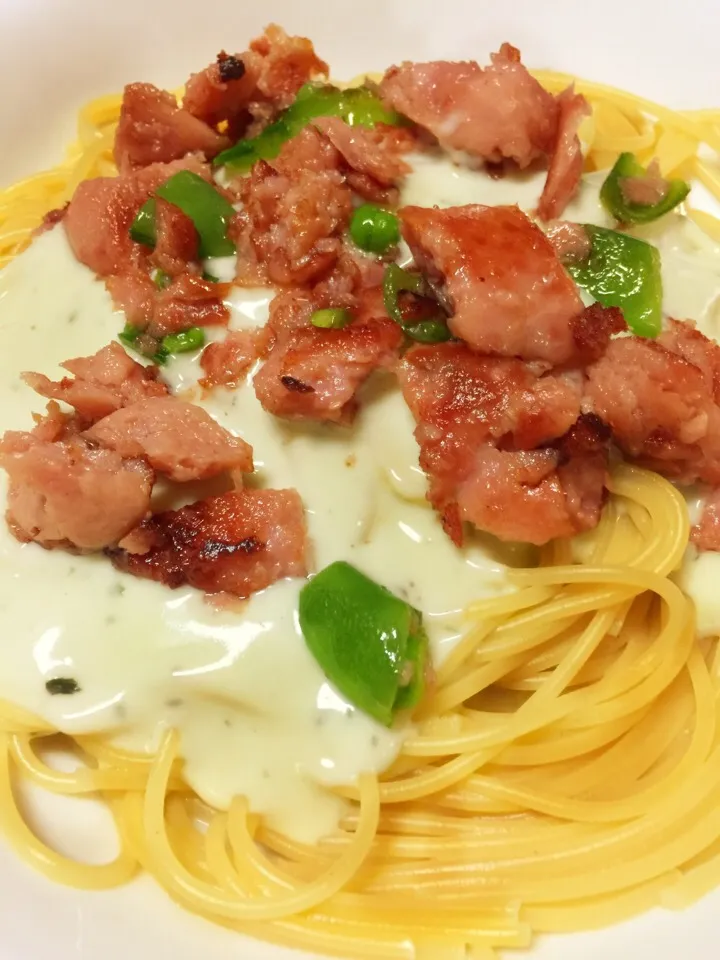 Snapdishの料理写真:バジルとチーズソースのパスタに、スパムとえんどう豆トッピング(^◇^;)|yukirinさん