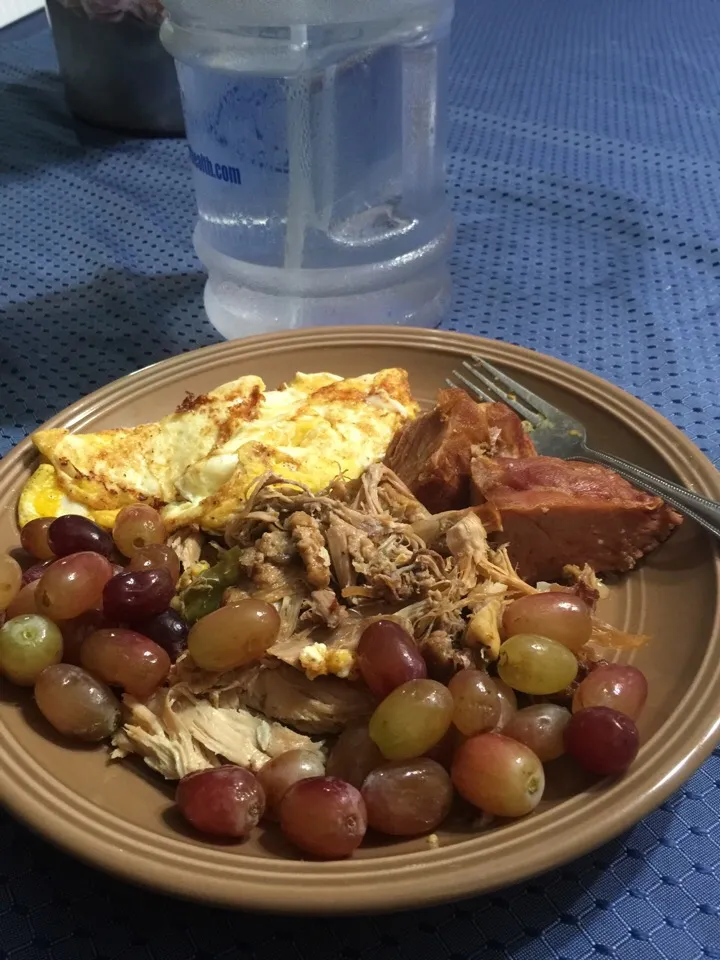 Snapdishの料理写真:Turkey, scrambled eggs w/cheese grapes & water.|Richard Thompsonさん