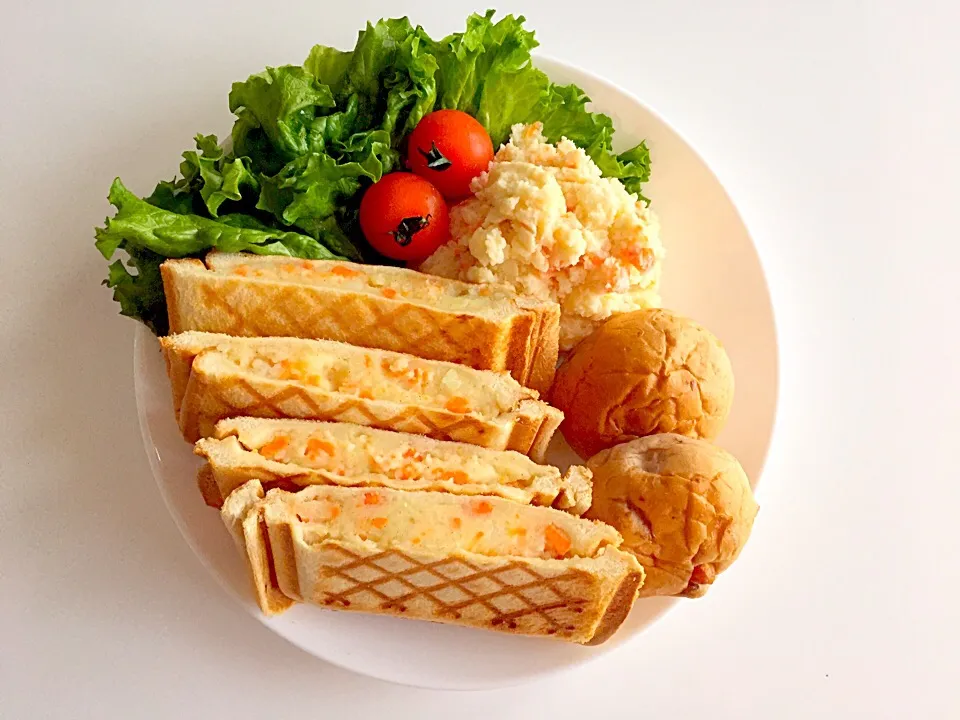 プレスサンドメーカーでポテサラサンド🍞&クルミパン🍞&ポテトサラダ🍅(余り物)|あゆかさん