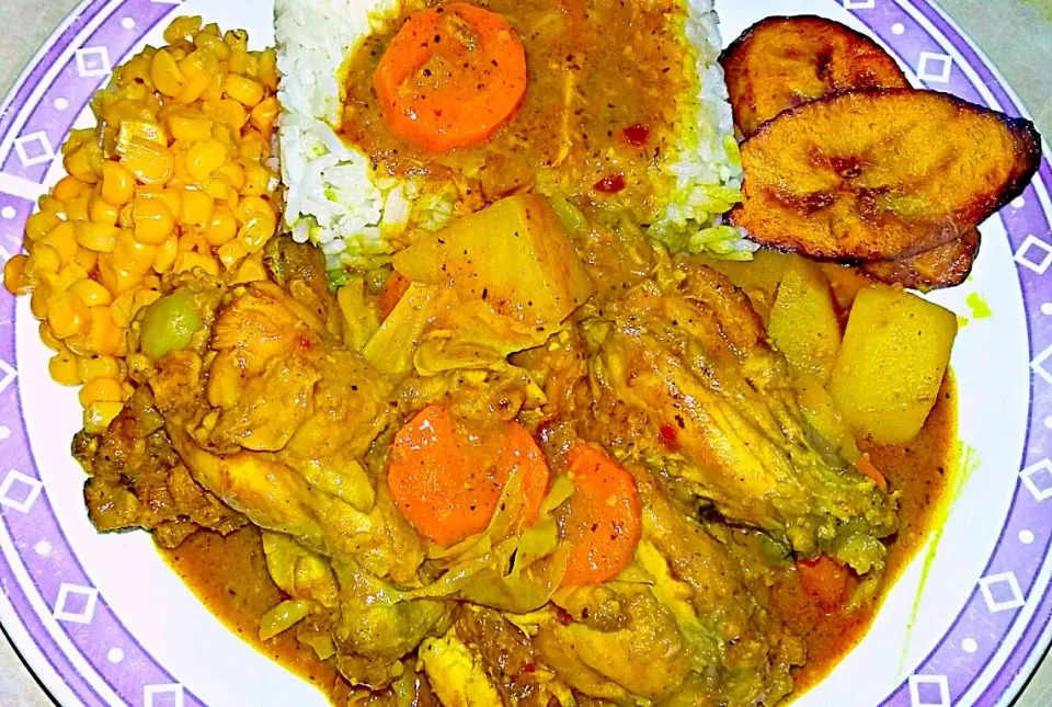 Curried Chicken and Cabbage Steamed Rice Sweet Vine Rippened Plantains and Buttered Lighty Creamed Corn.|Juan Simmsさん