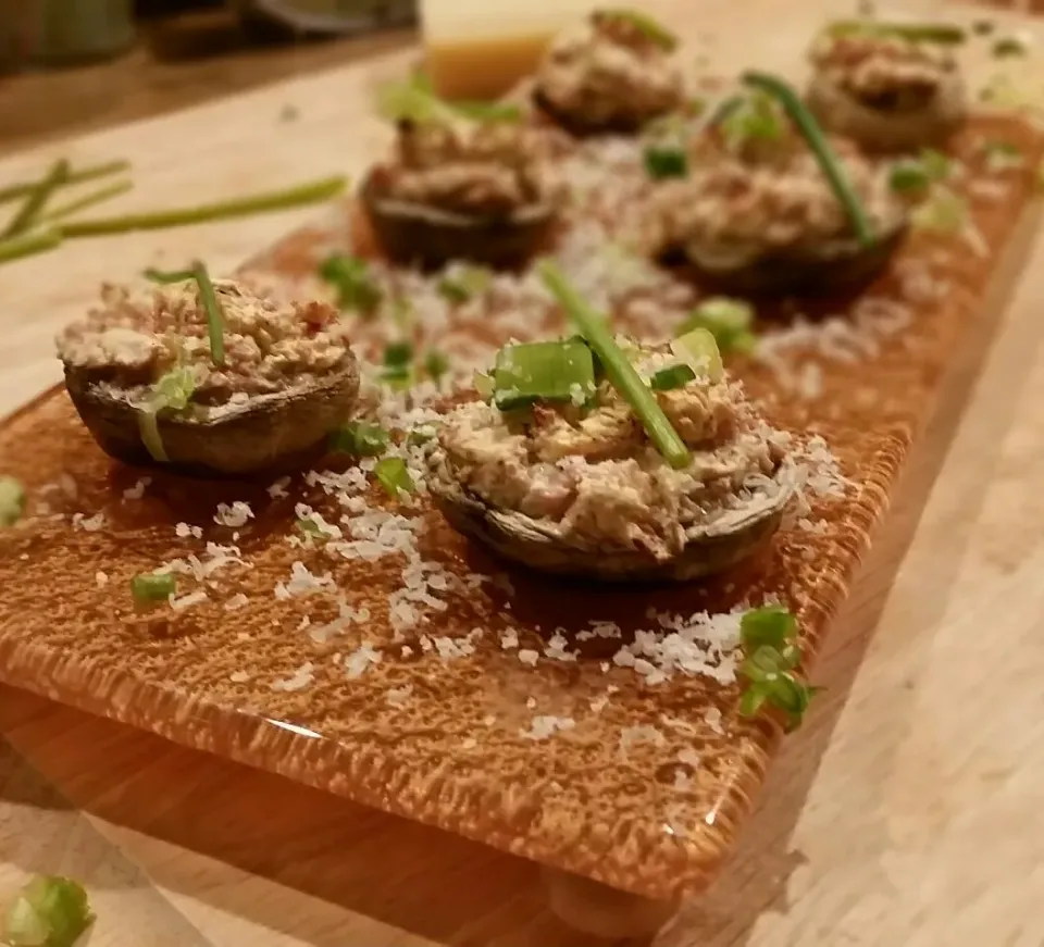 Low calorie game day appetizer. Baked stuffed mushrooms, made with button mushrooms, with fat free cream cheese, chopped fat free ham, dijonnaise, red pepper fl|Cooking My Butt Offさん