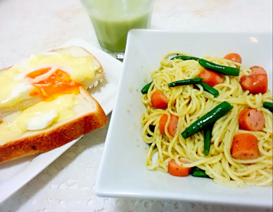 ペペロンチーノと目玉焼きのせたパン♪|せなつんさん