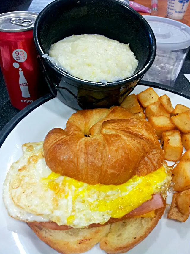 My Hospital Stay  🏥 Delicious Food 😋 #Breakfast/Brunch Crossaint #Bread #Eggs Hash brown Potato Grits #Side dish #Soft Drinks|Alisha GodsglamGirl Matthewsさん