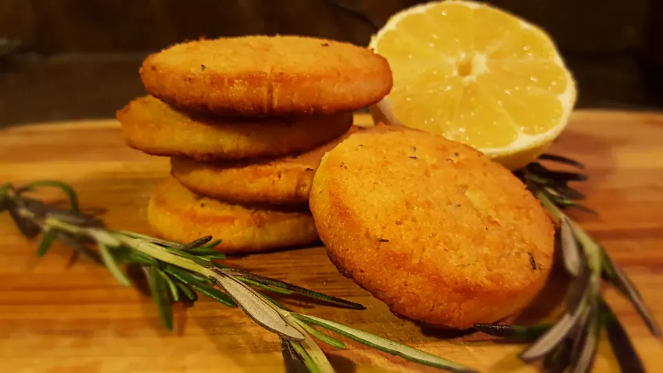 Lemon and Rosemary shortbread cookies #paleolife #lowcarb #healthylife #almondflour|janie vineさん