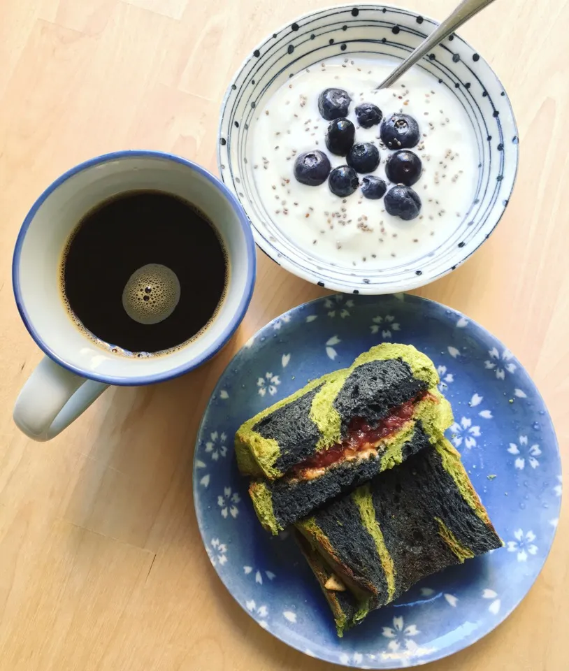 Homemade matcha swirl bread with fig preserves and peanut butter. Yogurt with chia and blueberries. ☕️|coxiella24さん