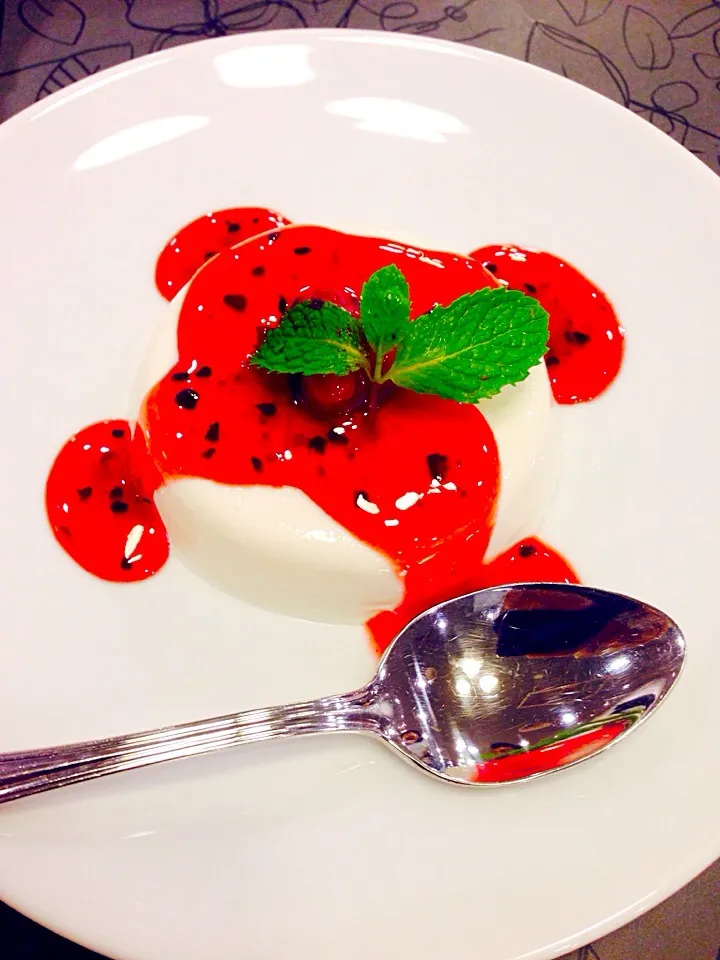 Panna cotta strawberry sauce 😋|Nut_thananさん