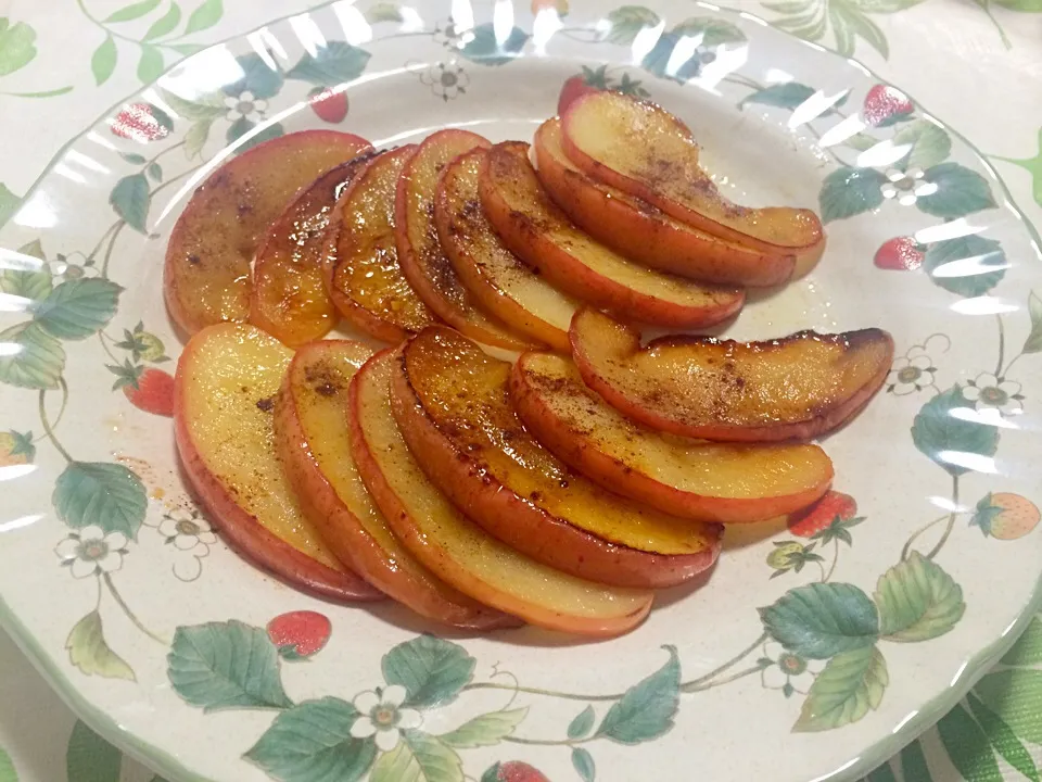 Snapdishの料理写真:簡単✨
ココナッツオイルで焼きリンゴ🍎


ローラの真似てみました^ - ^

ココナッツオイルをフライパンに垂らしてリンゴを焼いて砂糖、シナモンで味付けするだけ💡|♥️さん