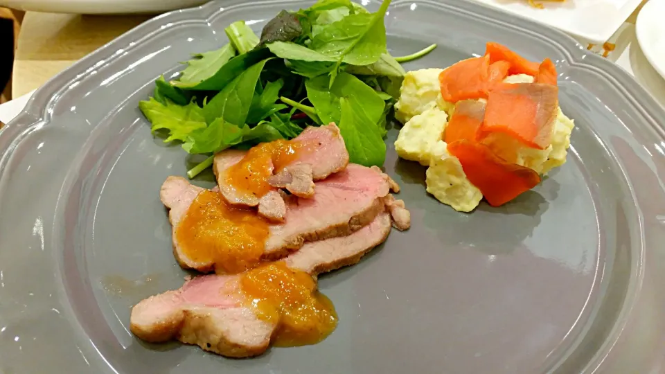 steak salada de batata com salmao defumado|lucia inoueさん