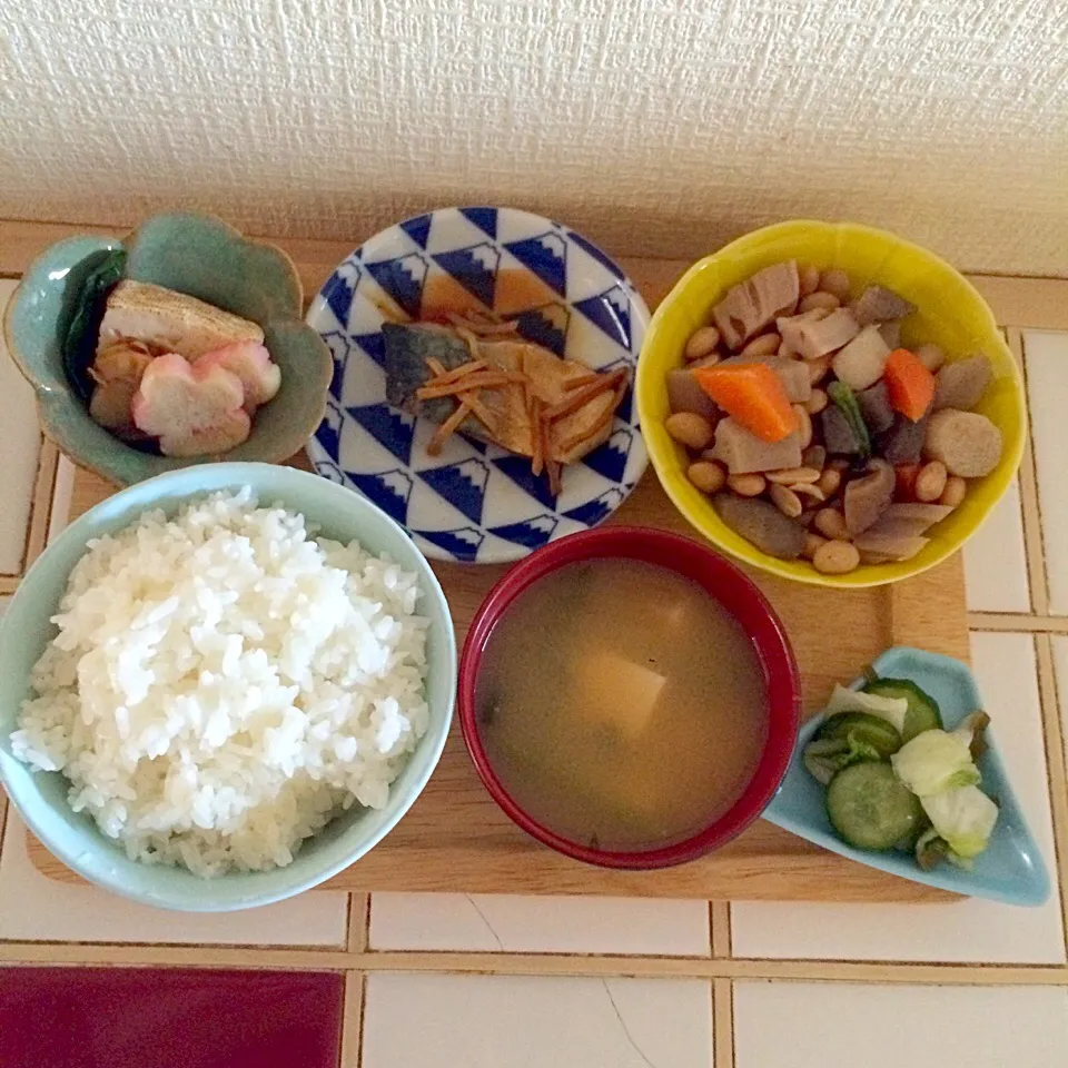 白米☆お味噌汁☆お漬物☆お豆と根菜の煮物☆鯖の味噌煮☆帆立と焼き豆腐の煮物꒰✪ૢꇵ✪ૢ꒱ෆ⃛ෆ⃛ೄ|とまこ(*^o^*)さん