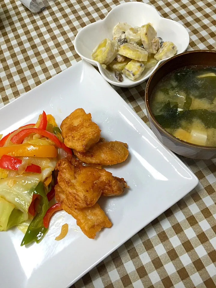 カジキの竜田揚げ＆彩り野菜の炒め物💓サツマイモと胡桃、レーズンのヨーグルトサラダ💓大根、豆腐、ワカメのお味噌汁|☆光るさん