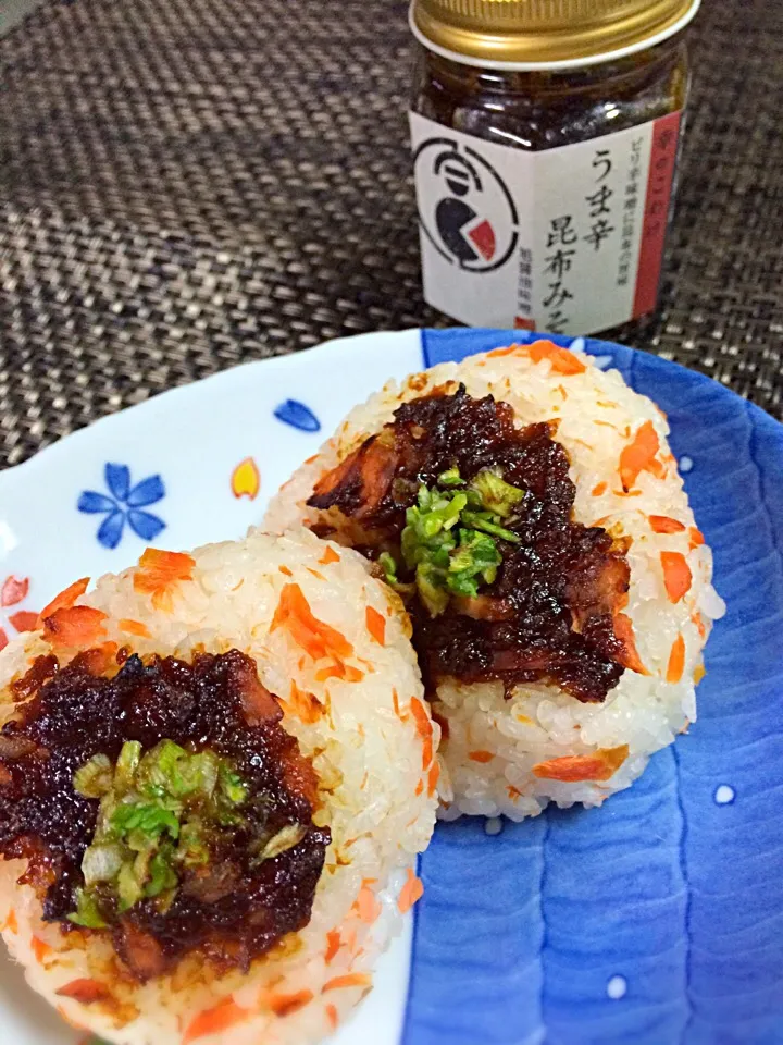 シャケ焼きおにぎりにうま辛昆布みそ〜あれ？もう残り２個…😅|あまねこ🌿さん