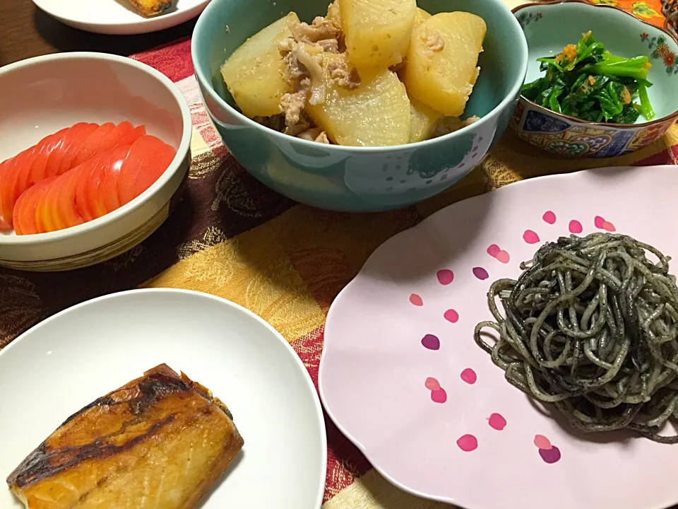 イカスミとクリームチーズのスパゲッティ・焼き塩さば・ほうれん草のおひたし・大根と豚バラのたいたん|Yuko Kisoさん