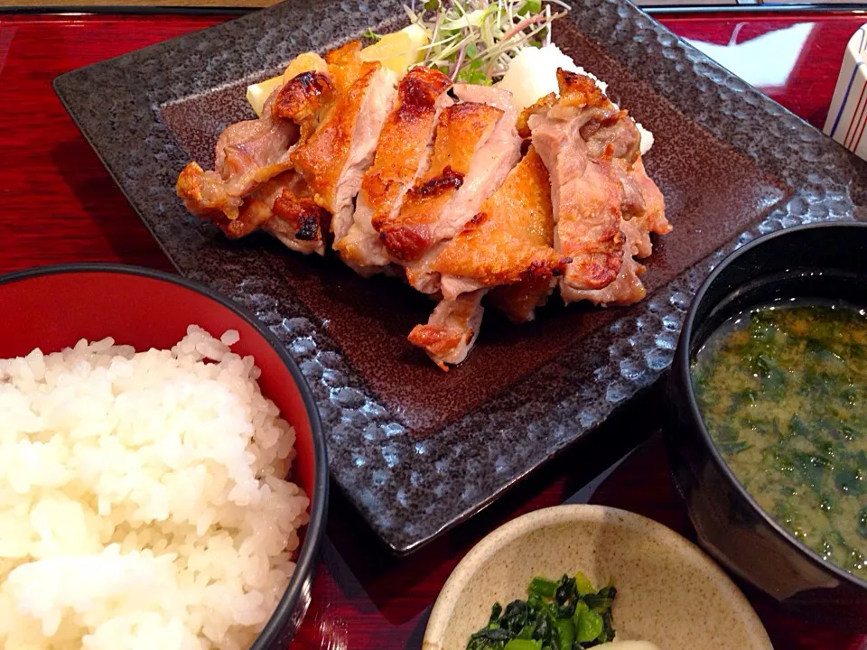 御在所山嶺赤鶏の炙り焼きセット(塩)
「笠庵」賛否両論 にてランチ|あっこぷーさん