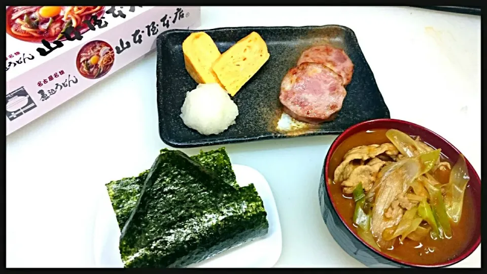 お土産の味噌煮込みうどん＆明方ハム＆だし巻き玉子＆おにぎり|misaさん