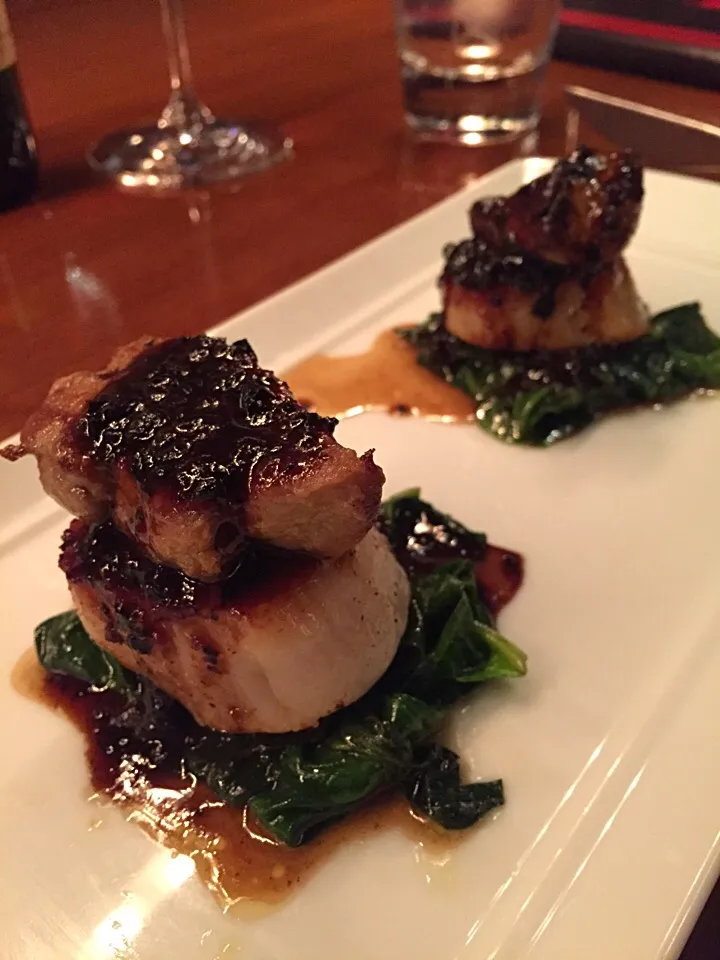 Seared Hokkaido Scallops, Fois gras, Salteed Baby Spinach, Pine Nuts, Truffle Sauce|Wasiapha Maigate Na Krungtepさん