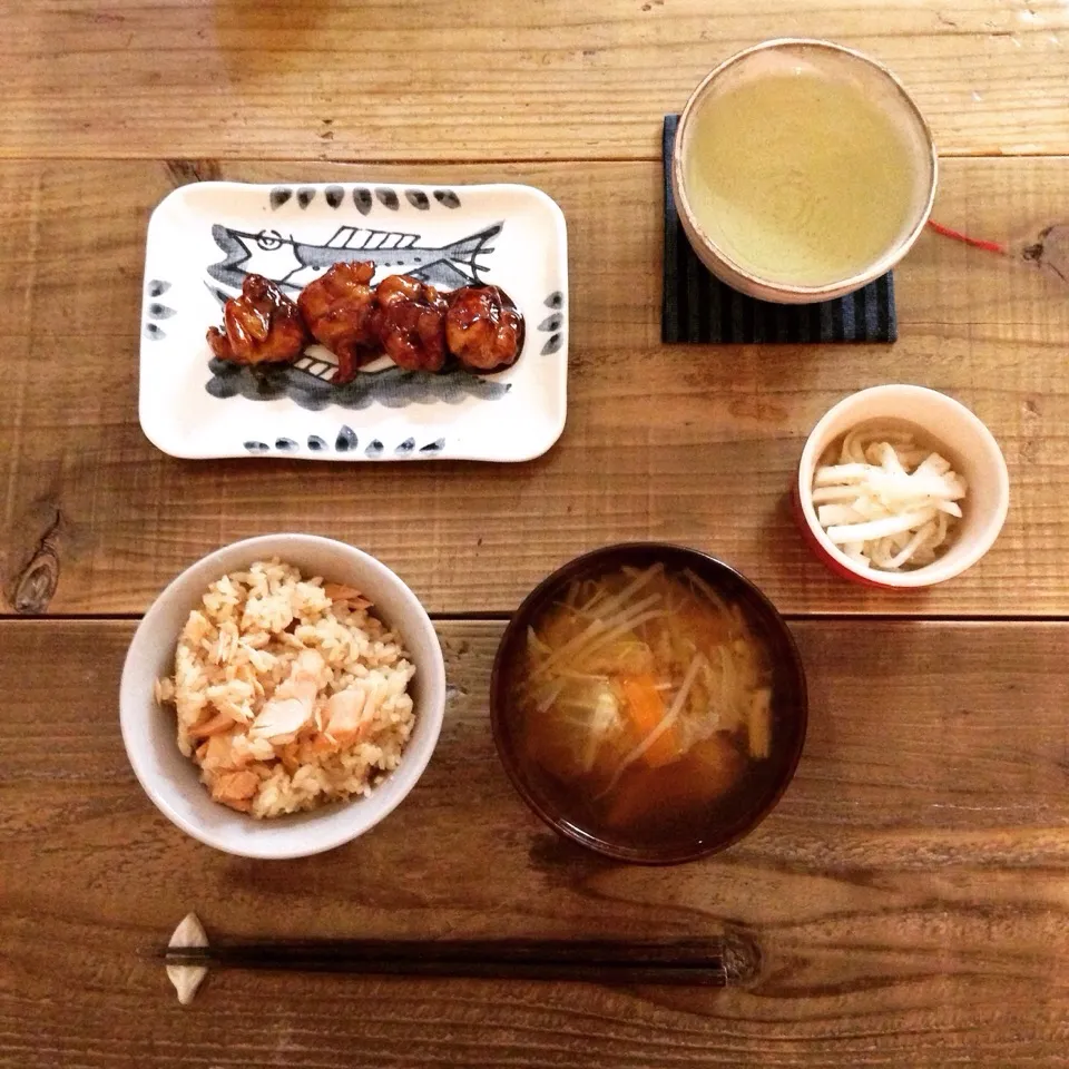 荒巻鮭の炊き込み御飯
鶏の照り焼き
残り野菜とえのきのお味噌汁
大根のナムル|aoさん