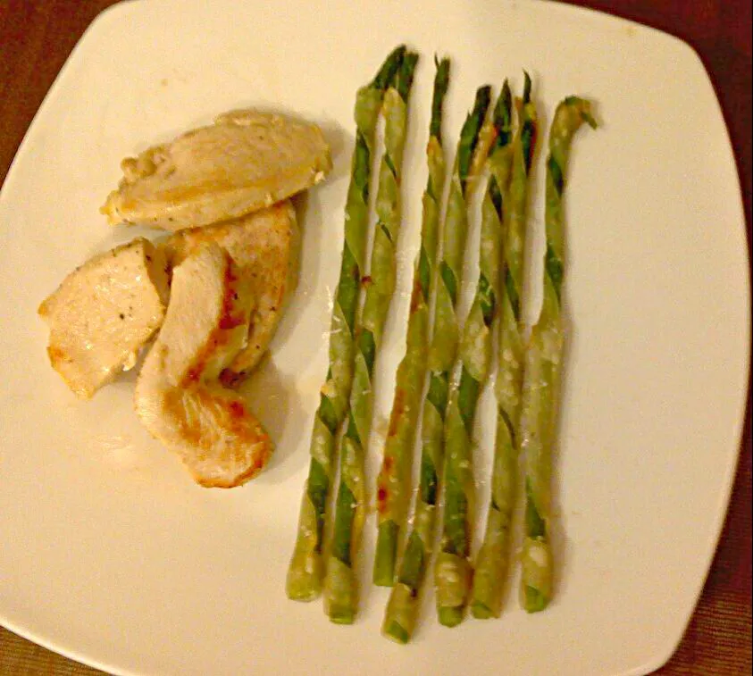 Healthy dinner. Grilled chicken spiced with cumin, salt and pepper. And a side of parmesan spiral wonton wrapped asparagus.|Cooking My Butt Offさん