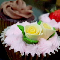 vanilla &chocolate cupcake buttercream frosting|ria lestariさん