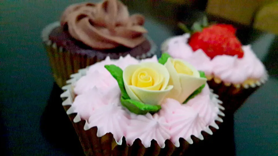 vanilla &chocolate cupcake buttercream frosting|ria lestariさん