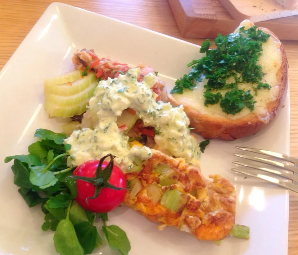 朝ごはん   ツナとセロリと重ね煮の炒め物     パセリたっぷりチーズトースト、ブロッコリーの茎の卵焼き タルタルソースと|プリュパリスさん