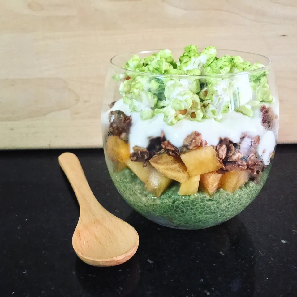 Double matcha parfait. Matcha chia pudding, chopped persimmons, chocolate granola, salted matcha popcorn|coxiella24さん