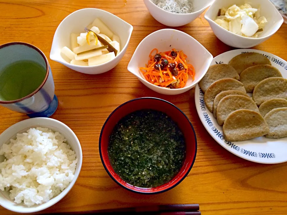 朝ご飯。 海苔のみそ汁&黒はんぺん&常備菜いろいろ。|pigmegさん